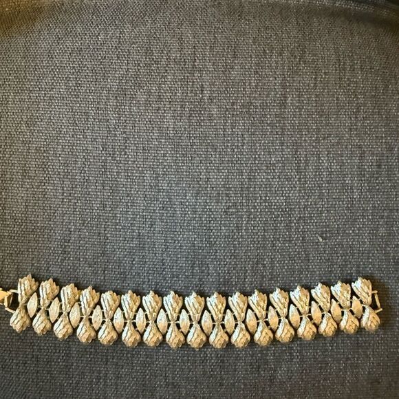 Vintage Coro Pegasus Silver Tone Bracelet with Leaf Motif Design. - Picture 4 of 6